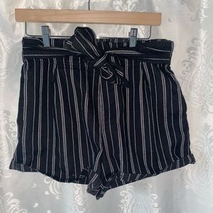 ardene medium black and white paper bag shorts 🖤